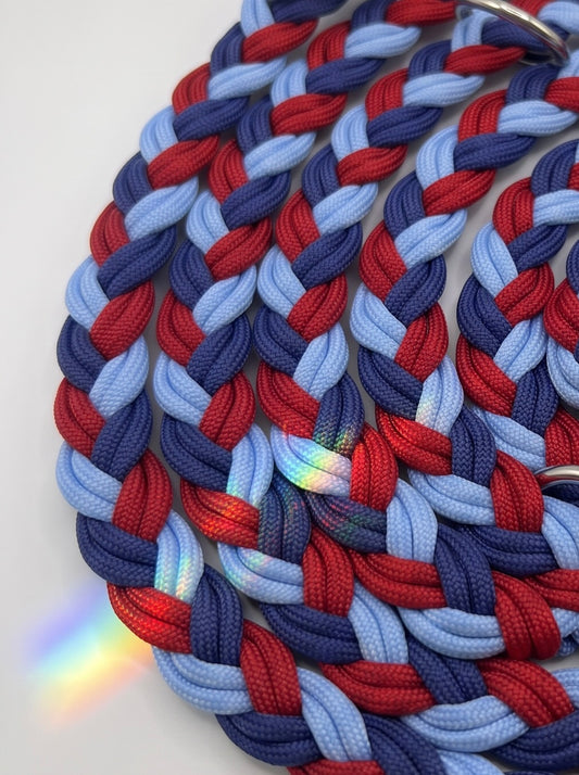 Hundeleine geflochten aus Paracord in den Farben rot, hellblau und dunkelblau. Handgefertigt und individuell anpassbar. Details Flechtung