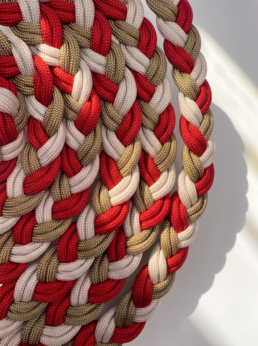 Hundeleine in den Farben: Rot, Gold und Cream. Mit Messing Beschlägen. Geeignet für kleine, mittlere und große Hunde, da die Leine komplett personalisierbar ist. Details flechtung