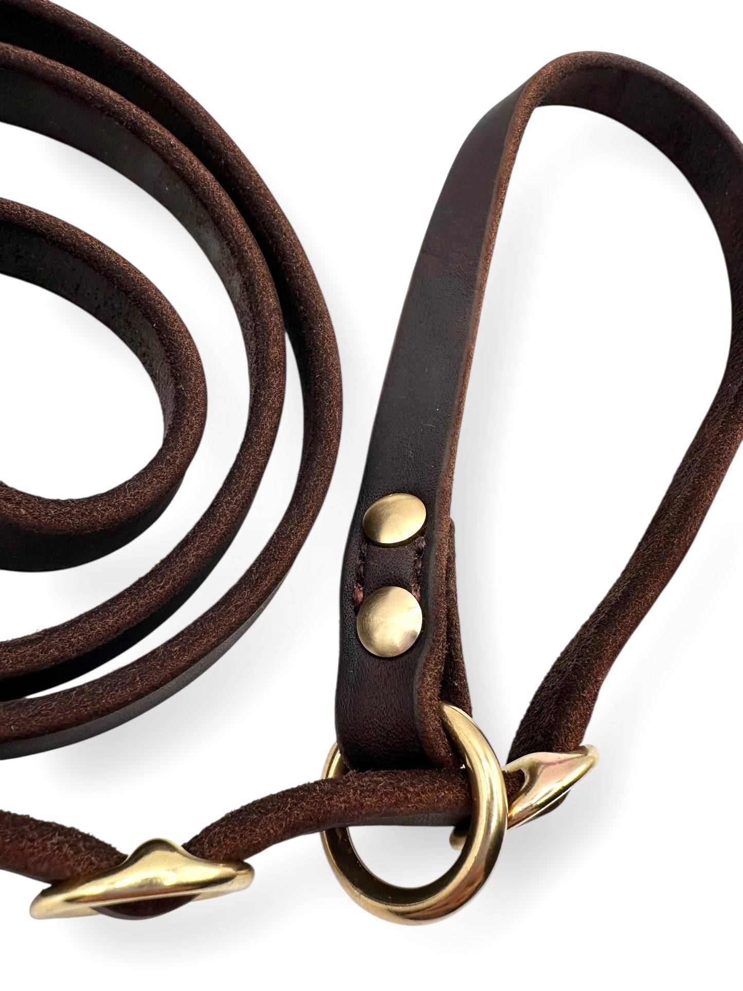 Retrieverleine aus Leder in braun mit Messing Beschlägen. Zugstoppleine für Hunde aus Fettleder.