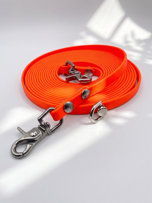 Schleppleine aus BioThane in Neon orange. Handgefertigt und individuell anpassbar