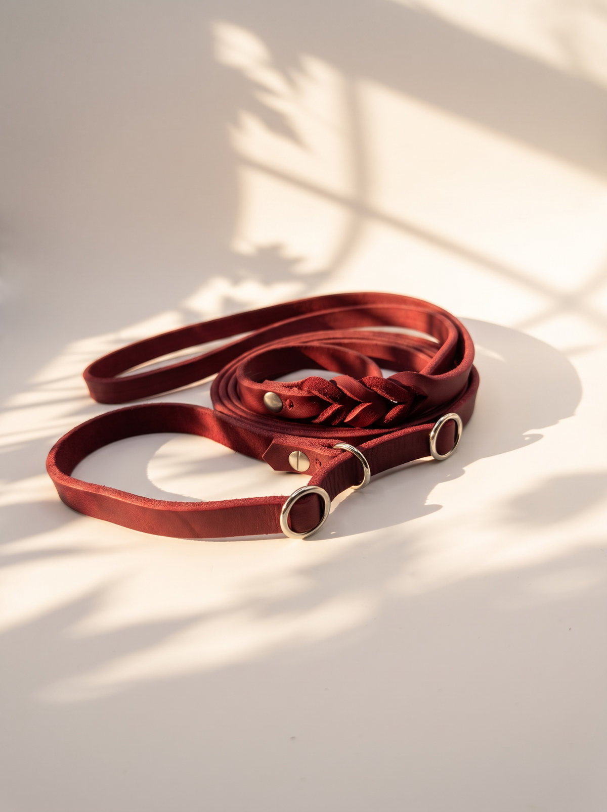 Retrieverleine aus Fettleder mit Zugstopp funktion in der Farbe Bordeaux. Handgefertigt und individuell anpassbar. Details zugstopp