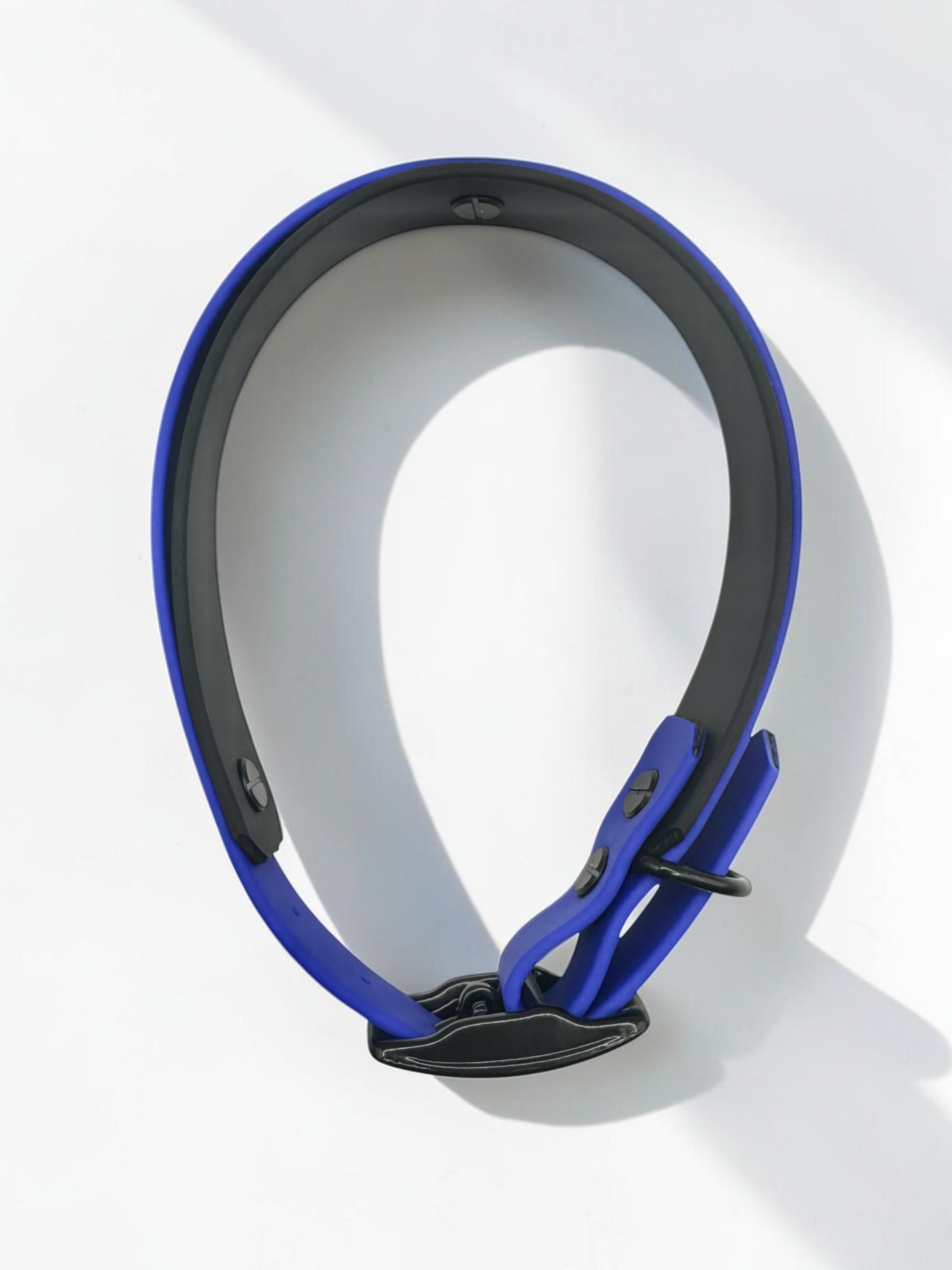 Handgefertigtes BioThane Halsband LINEA in Dunkelblau x Schwarz – Draufsicht mit zweifarbigem Design und hochwertiger Verarbeitung.
