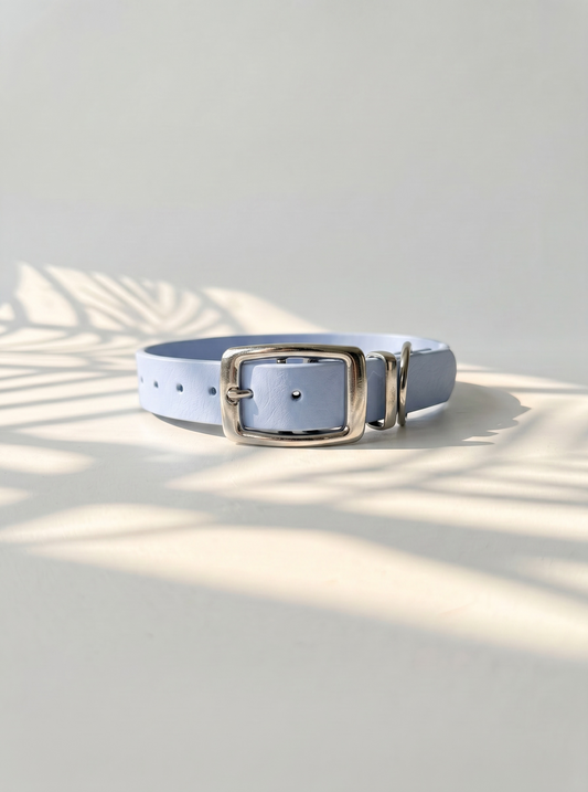 Vorderseite eines minimalistischen handgefertigten BioThane Hundehalsbands in Polar Blau mit silbernen Beschlägen – wasserfest, pflegeleicht, langlebig und individuell anpassbar für kleine und große Hunde.