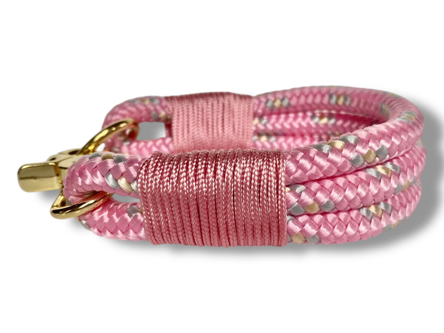 Handgefertigtes Tauhalsband in little princess pastel Rosa mit gold farbenem Karabiner in der Seitenansicht