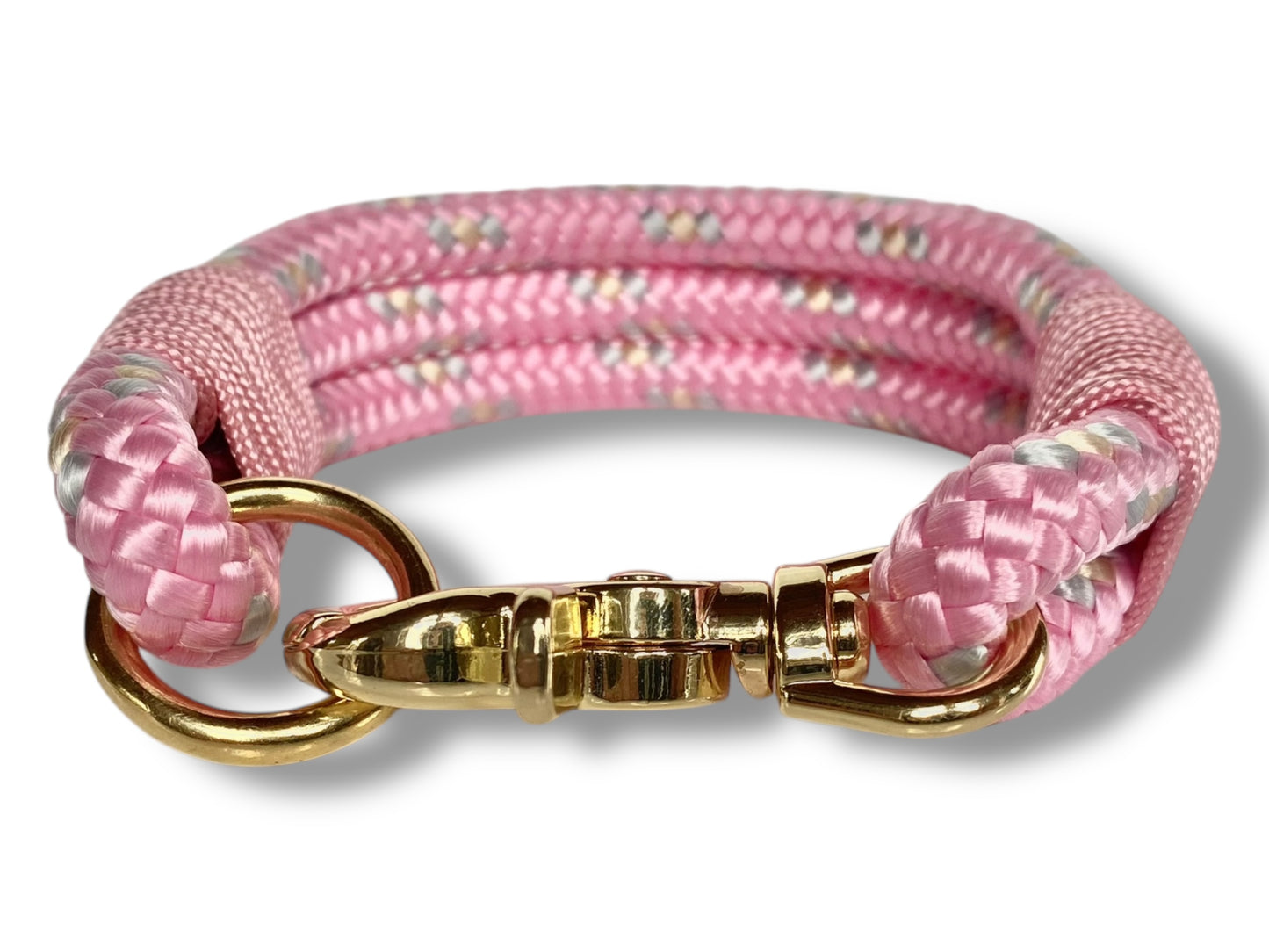 Handgefertigtes Tauhalsband in little princess pastel Rosa mit gold farbenem Karabiner in der Vorderansicht
