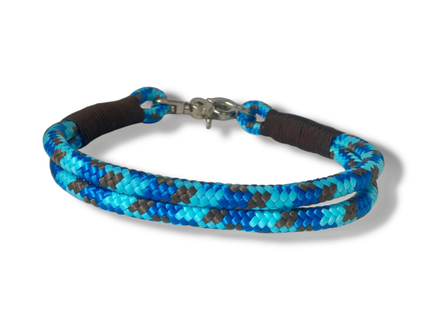 Handgefertigtes Tauhalsband in blau und braun mit silberfarbenen Karabiner in der Rückansicht