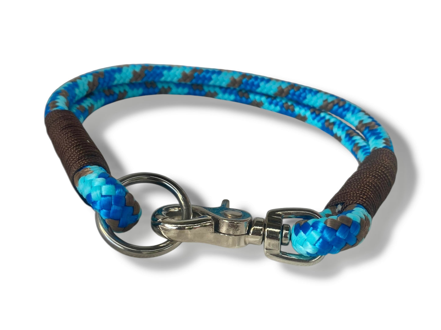 Handgefertigtes Tauhalsband in blau und braun mit silberfarbenen Karabiner in der Vorderansicht