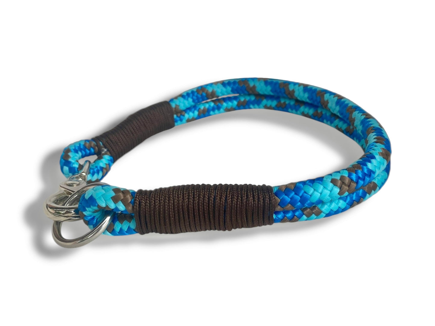 Handgefertigtes Tauhalsband in blau und braun mit silberfarbenen Karabiner in der Seitenansicht
