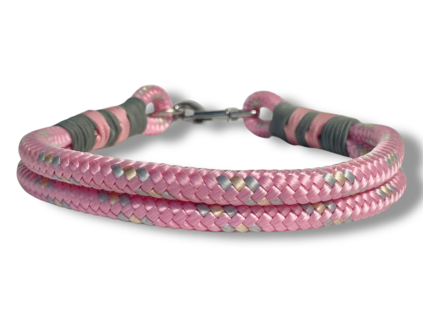 Handgefertigtes Tauhalsband in rosa und grau mit silberfarbenen Karabiner in der Rückansicht