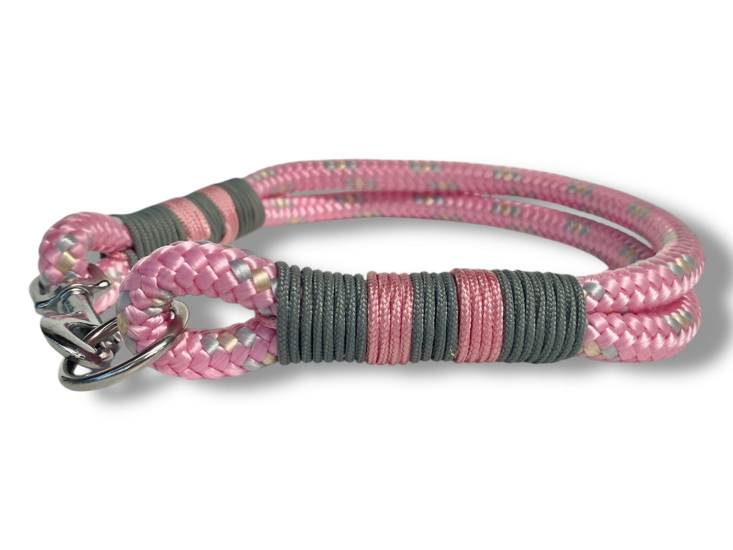 Handgefertigtes Tauhalsband in rosa und grau mit silberfarbenen Karabiner in der Seitenansicht