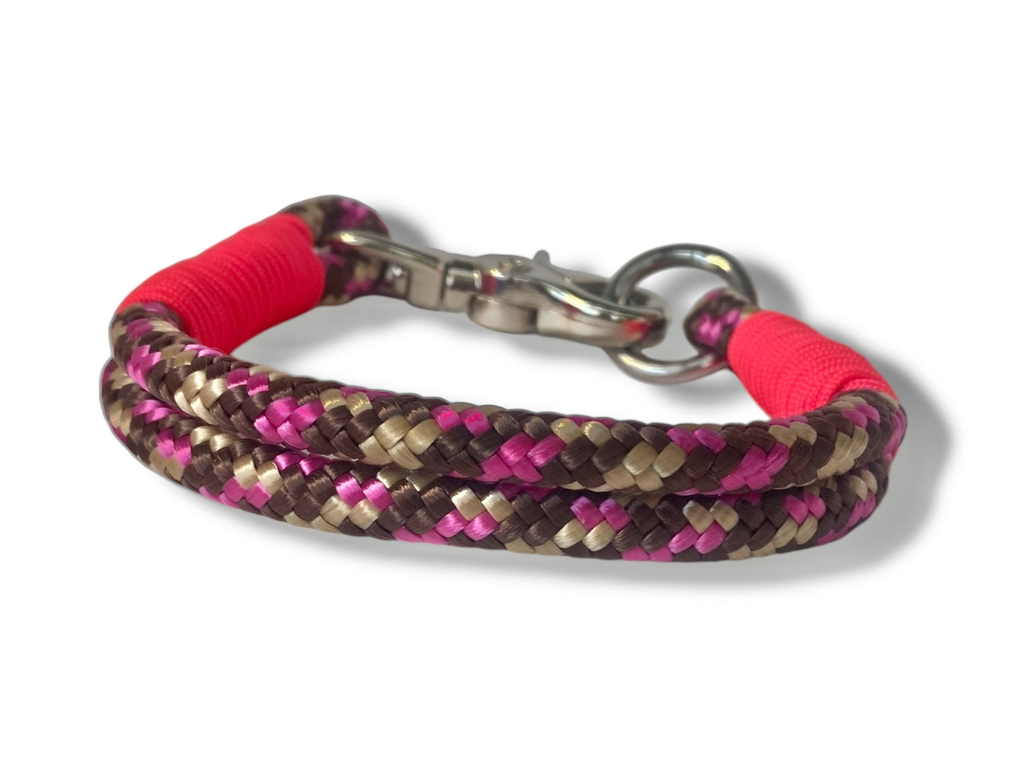 Handgefertigtes Tauhalsband 8mm in rosa,beige und braun mit silberfarbenen Karabiner in der Rückansicht