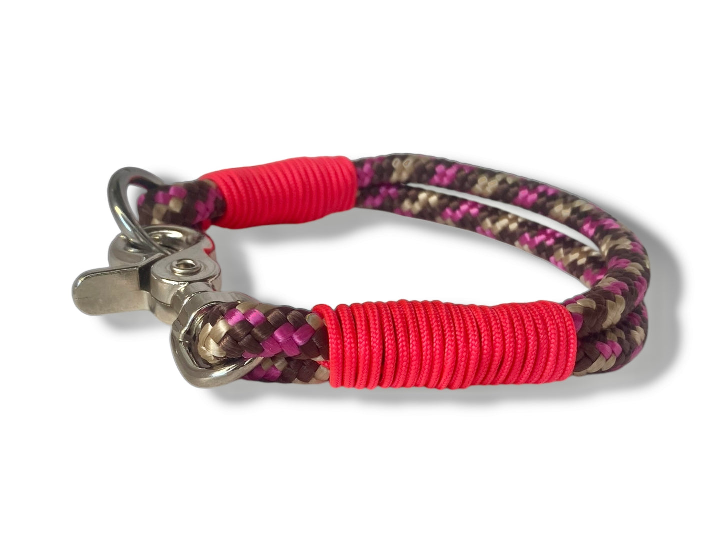 Handgefertigtes Tauhalsband in rosa,beige und braun mit silberfarbenen Karabiner in der Seitenansicht