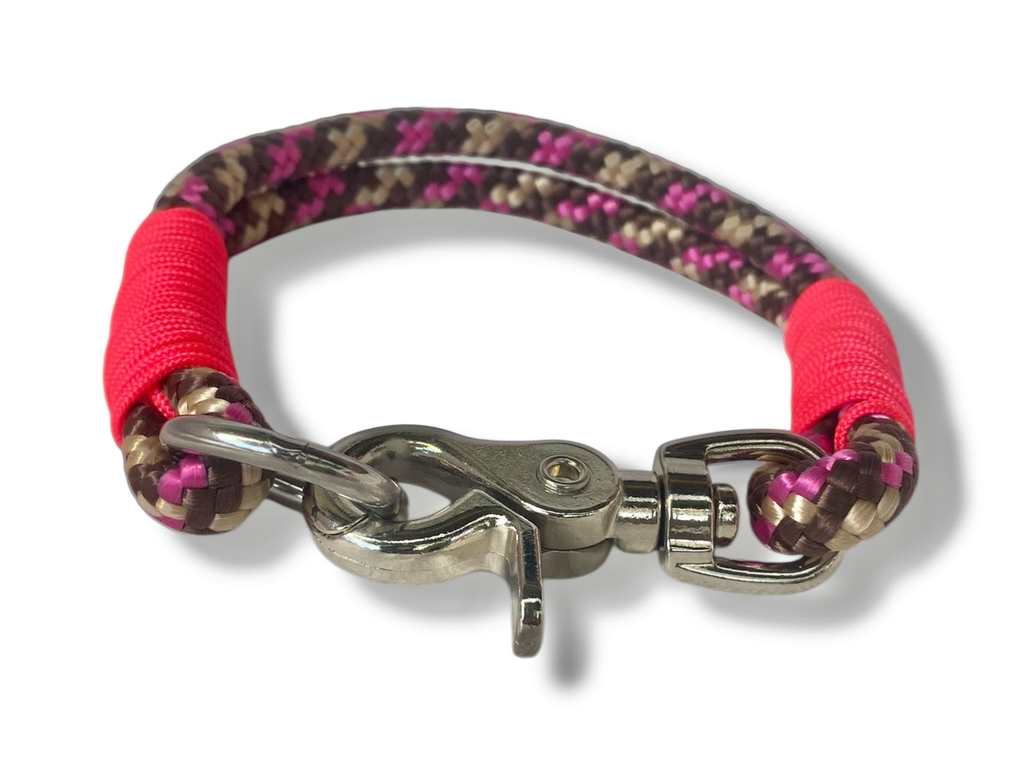 Handgefertigtes Tauhalsband in rosa,beige und braun mit silberfarbenen Karabiner in der Vorderansicht