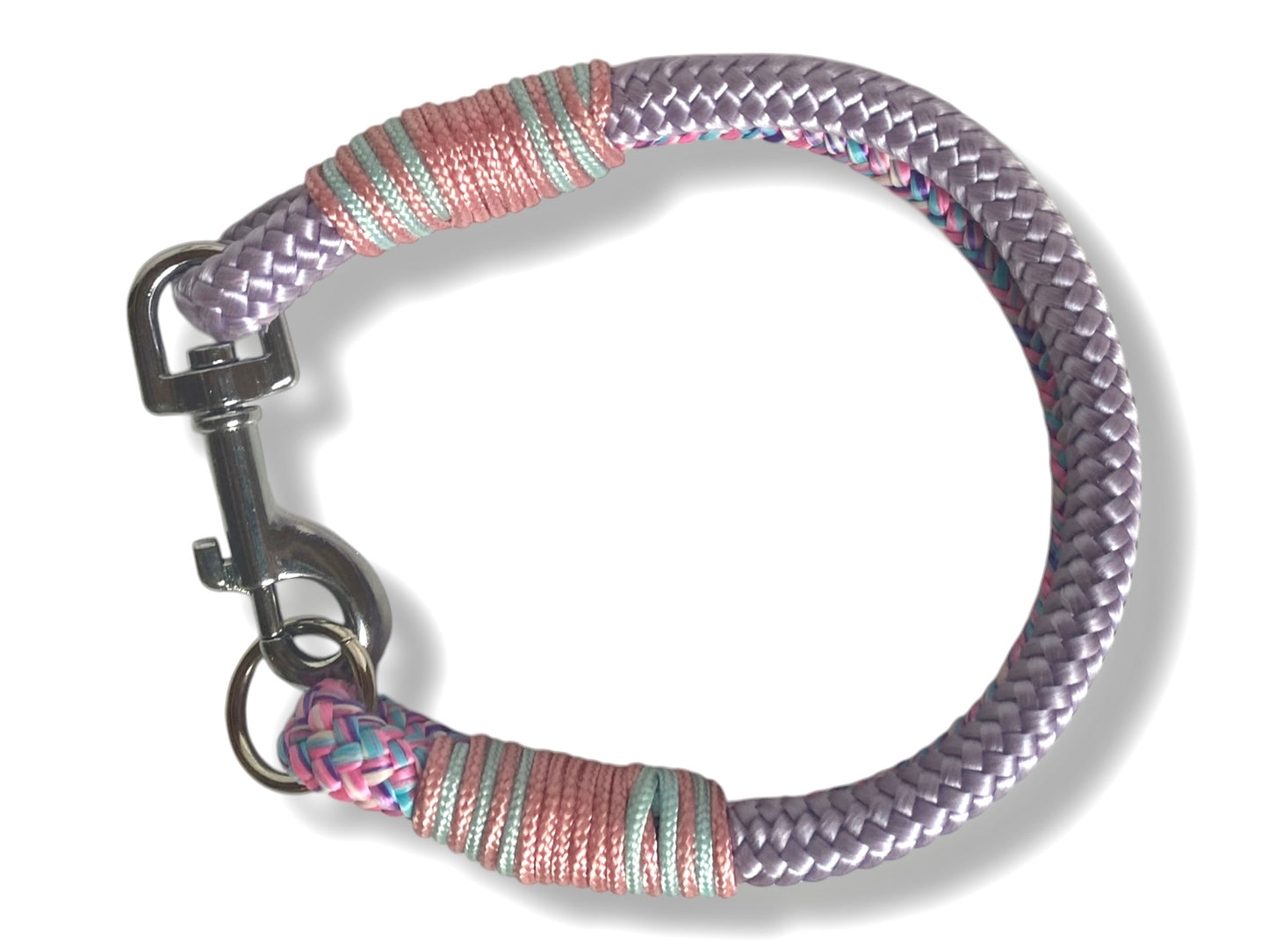 Handgefertigtes Tauhalsband in lila, rosa und blau mit silberfarbenen Karabiner in der Vogelperspektive