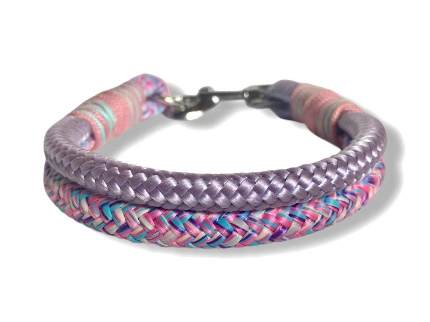 Handgefertigtes Tauhalsband in lila, rosa und blau mit silberfarbenen Karabiner in der Rückansicht