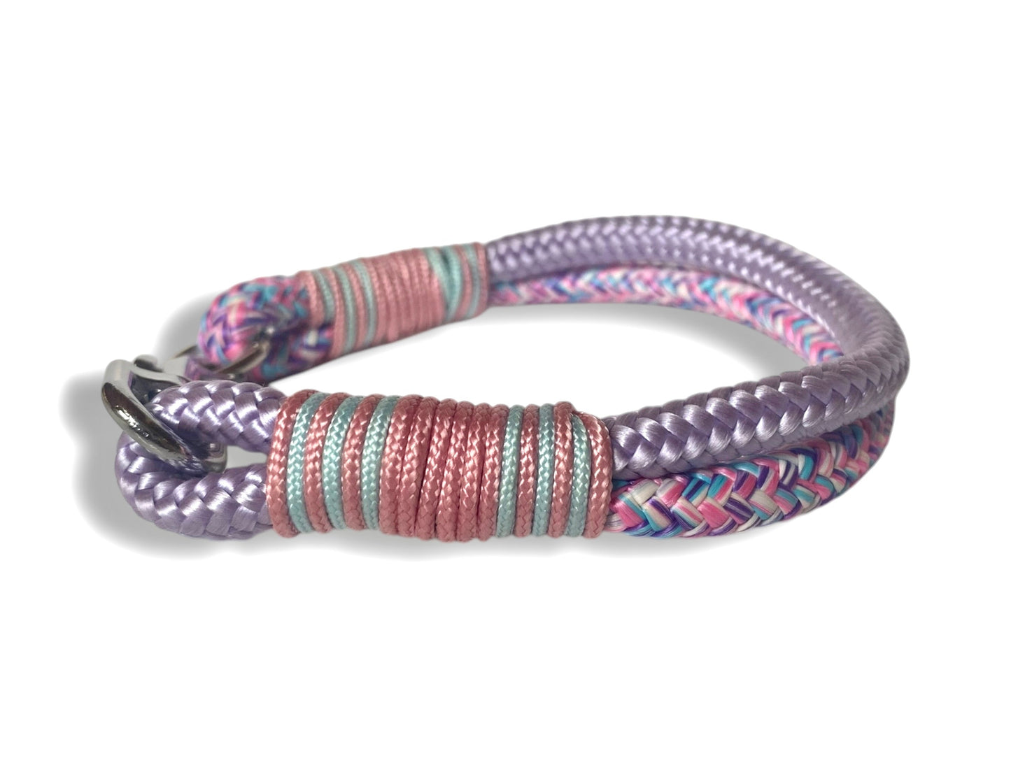 Handgefertigtes Tauhalsband in lila, rosa und blau mit silberfarbenen Karabiner in der Seitenansicht