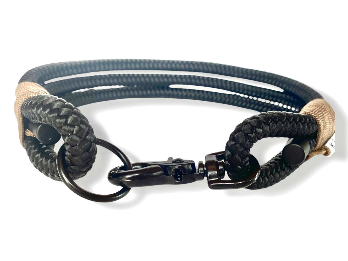 Handgefertigtes Tauhalsband in schwarz und Braun mit schwarzfarbenem Karabiner in der Vorderansicht