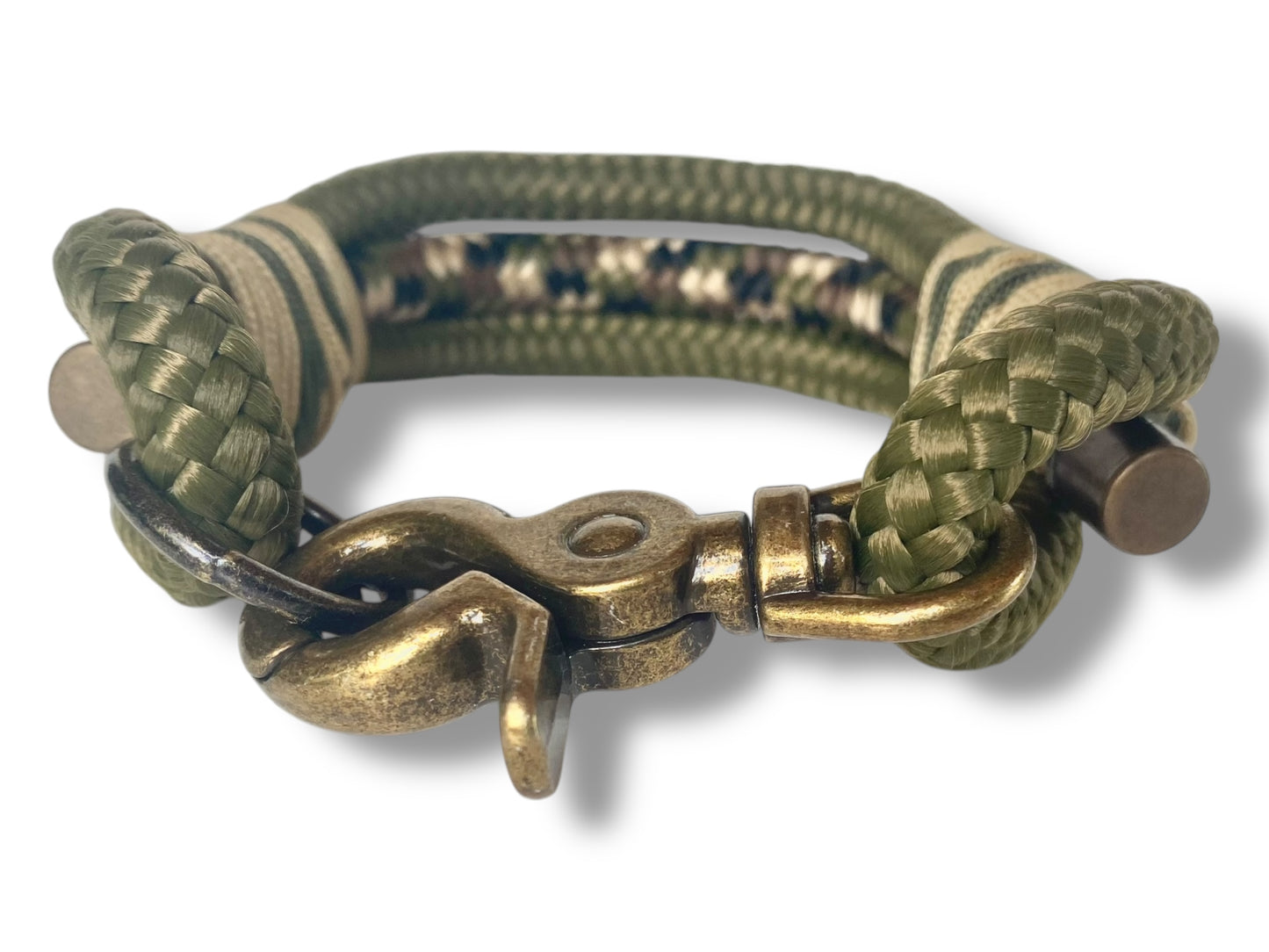 Handgefertigtes Tauset in grün und Camouflage mit antikgoldfarbenen Karabinern Gesamtansicht Halsband vorne