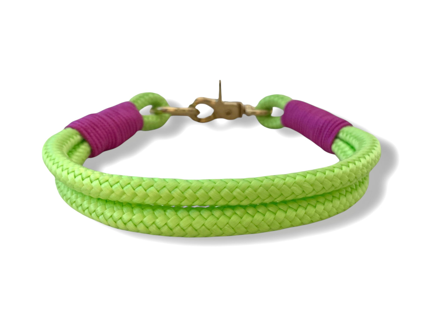 Handgefertigtes Tauhalsband in Neon grün und Passion rosa mit goldfarbenen Karabiner in der Rückansicht
