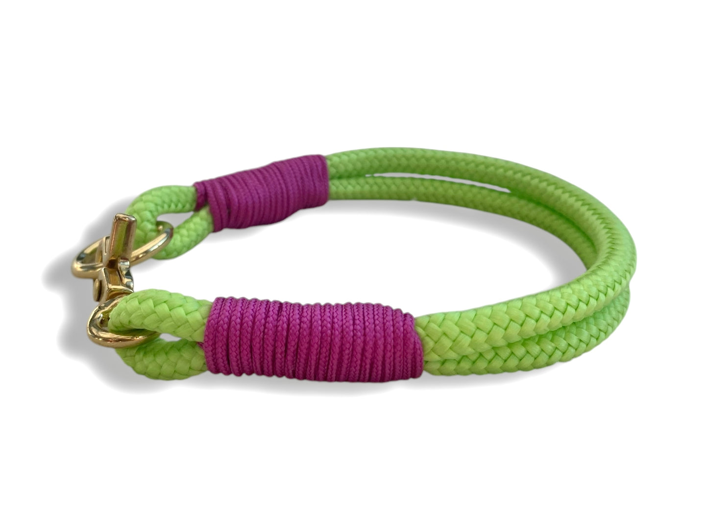 Handgefertigtes Tauhalsband in Neon grün und Passion rosa mit goldfarbenen Karabiner in der Seitenansicht
