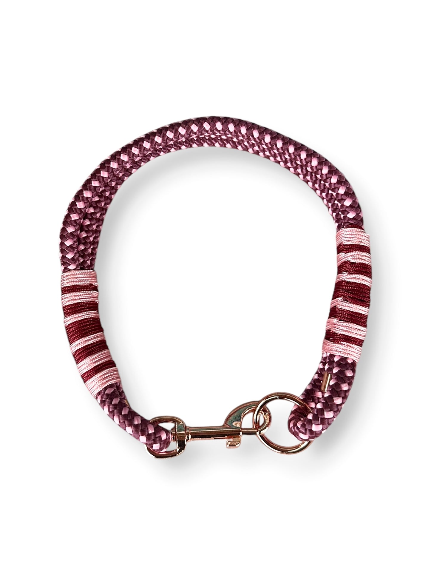 Handgefertigtes Tauhalsband in dotted Aubergine Rosa und Burgundy Roy mit rosefarbenem Karabiner in der Vogelperspektive