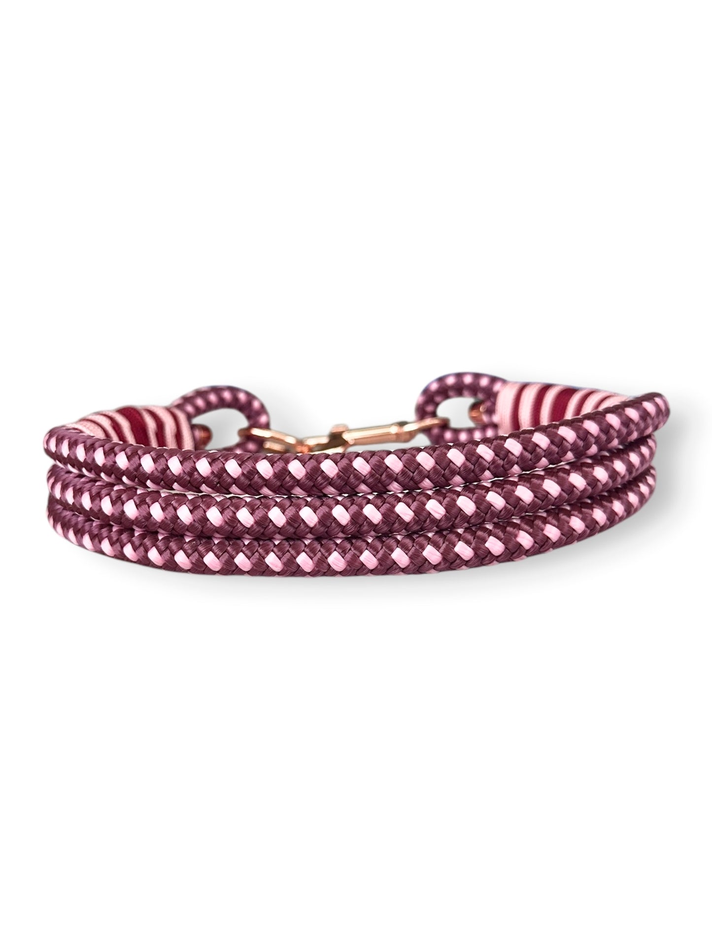 Handgefertigtes Tauhalsband in dotted Aubergine Rosa und Burgundy Roy mit rosefarbenem Karabiner in der Rückansicht