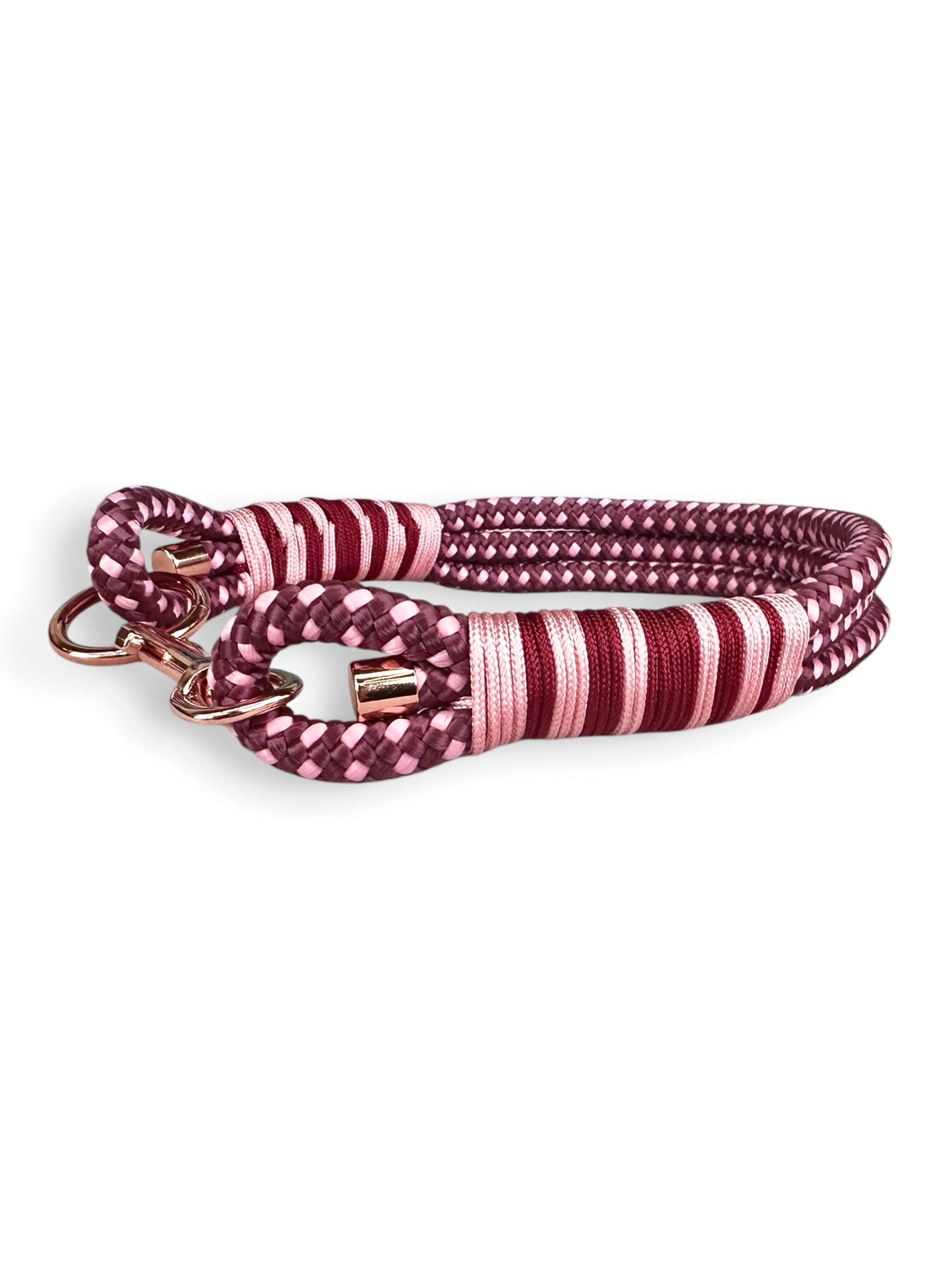 Handgefertigtes Tauhalsband in dotted Aubergine Rosa und Burgundy Roy mit rosefarbenem Karabiner in der Seitenansicht