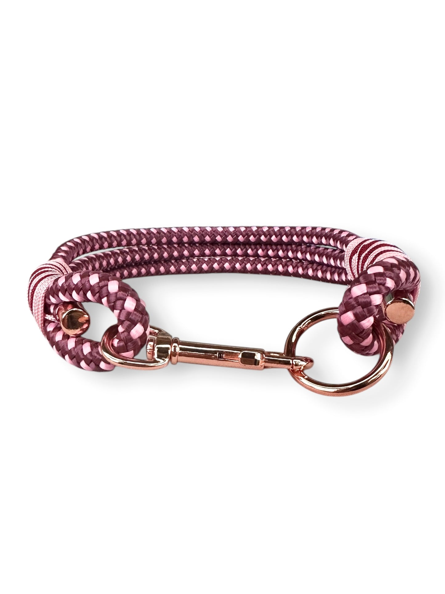 Handgefertigtes Tauhalsband in dotted Aubergine Rosa und Burgundy Rot mit rosefarbenem Karabiner in der Vorderansicht