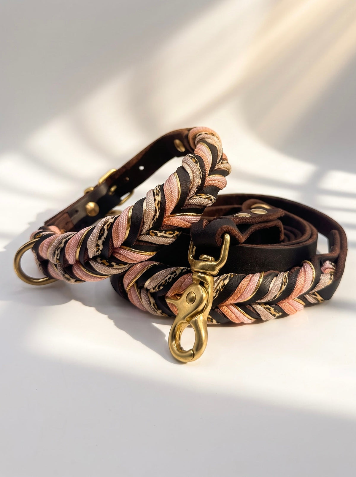 Lederhalsband und Lederleine geflochten mit Leo-Details und kupfer farbenen Details. Handgefertigt und individuell anpassbar an jede Hundegröße. Ansicht des Set von hinten 