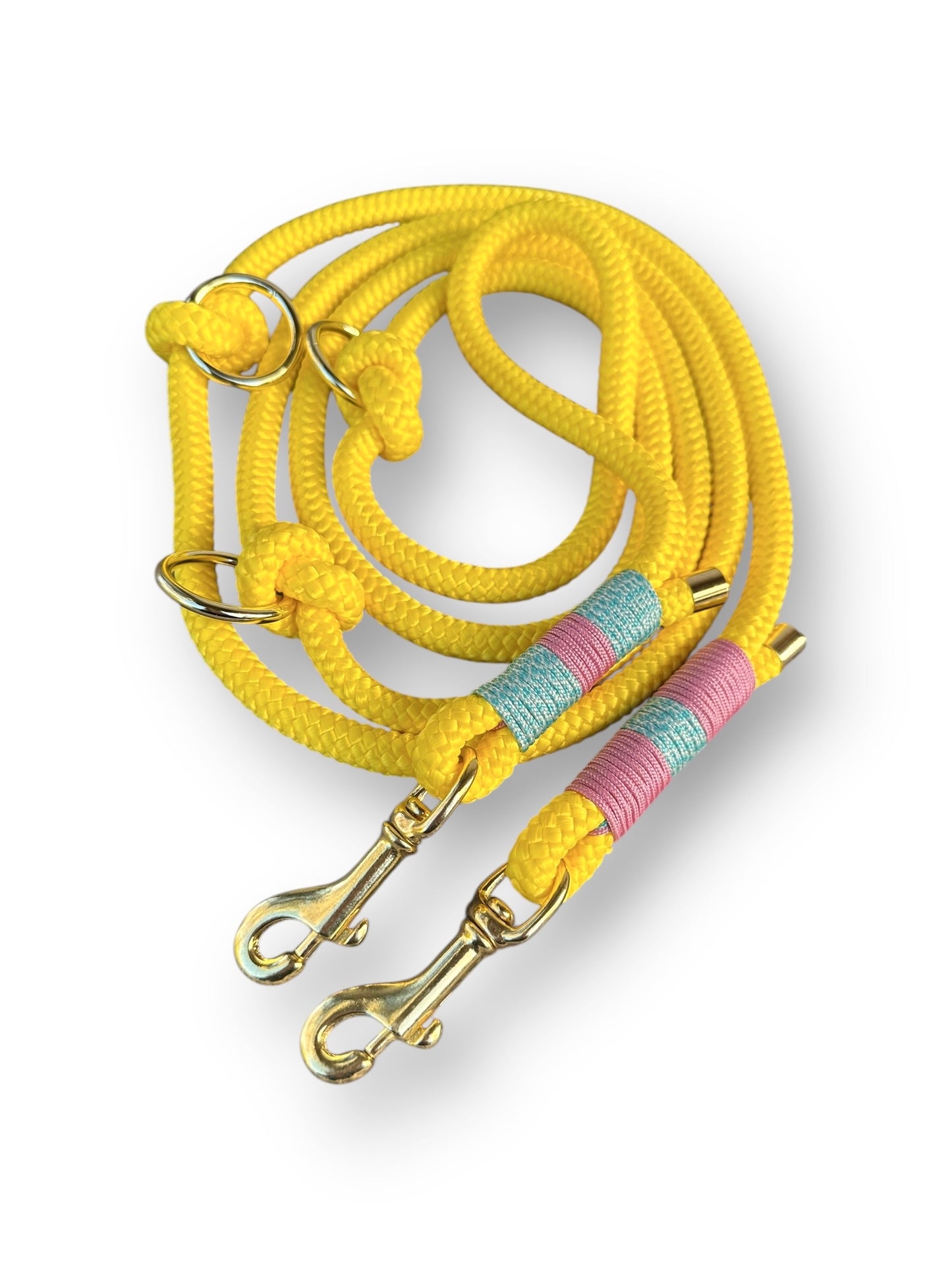 Handgefertigte Tauleine in canary gelb mit rosa und blau Umwickelung mit goldfarbenen Karabiner in der Gesamtansicht
