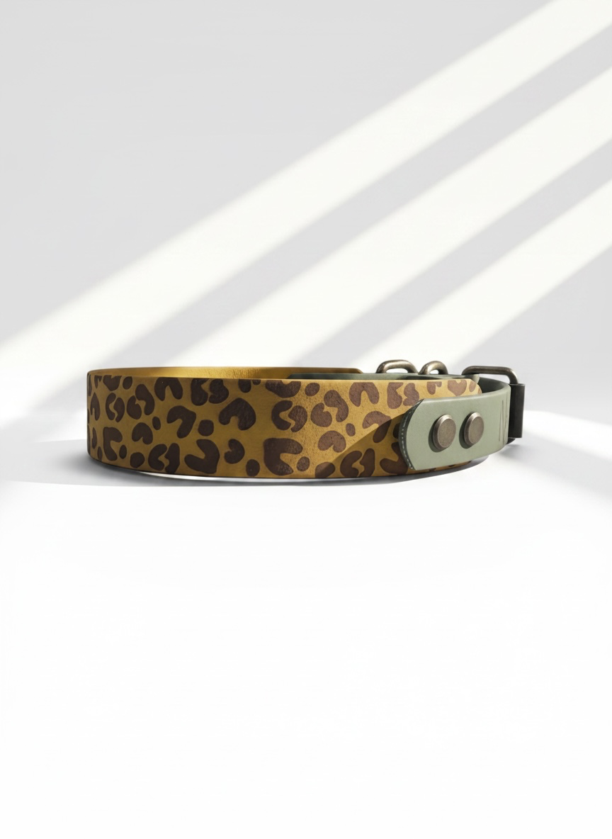 Hundehalsband und Hundeleine aus BioThane mit Leomuster in Grün und Gelnoder deinen Wunschfarben. individuell anpassbar mit Namensgravur und Messing Beschlägen. Ansicht: Details Halsband leoprint 