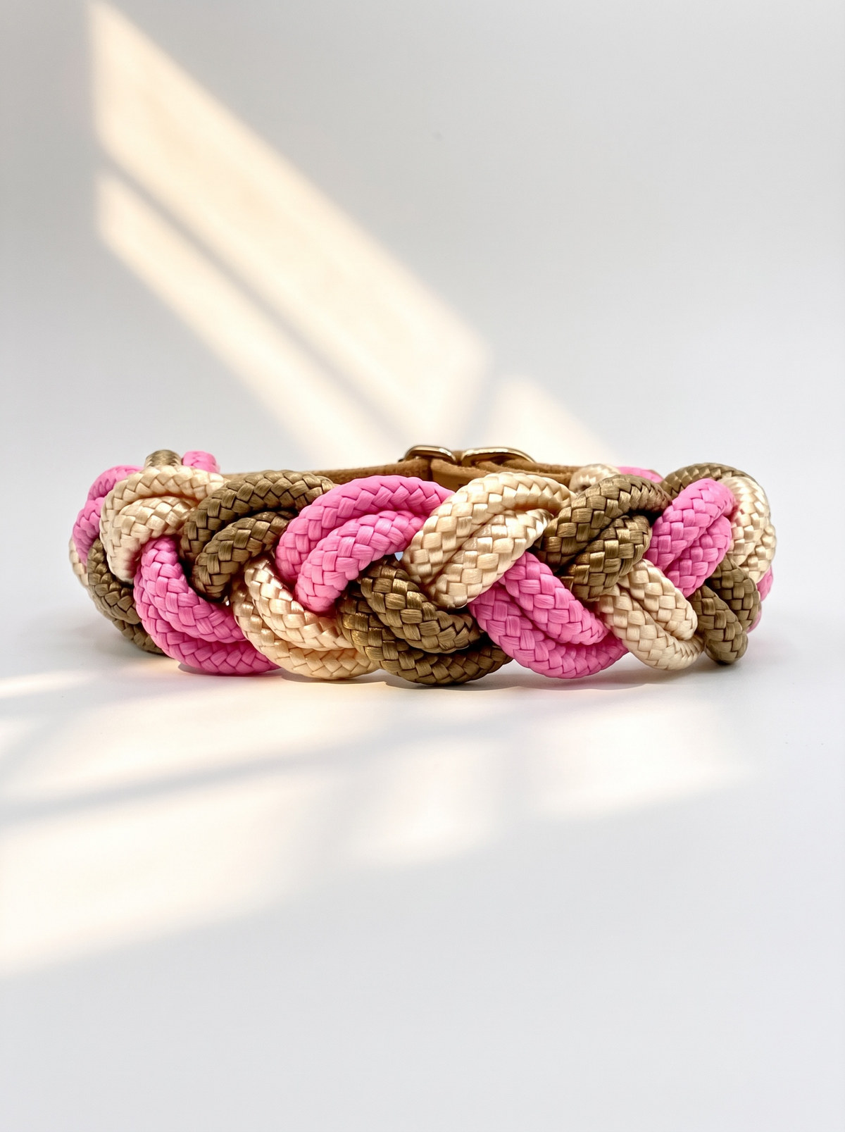 Hundehalsband geflochten aus Tau in rosa beige und braun. Handgefertigt und individuell anpassbar. Ansicht des Halsbandes von hinten 
