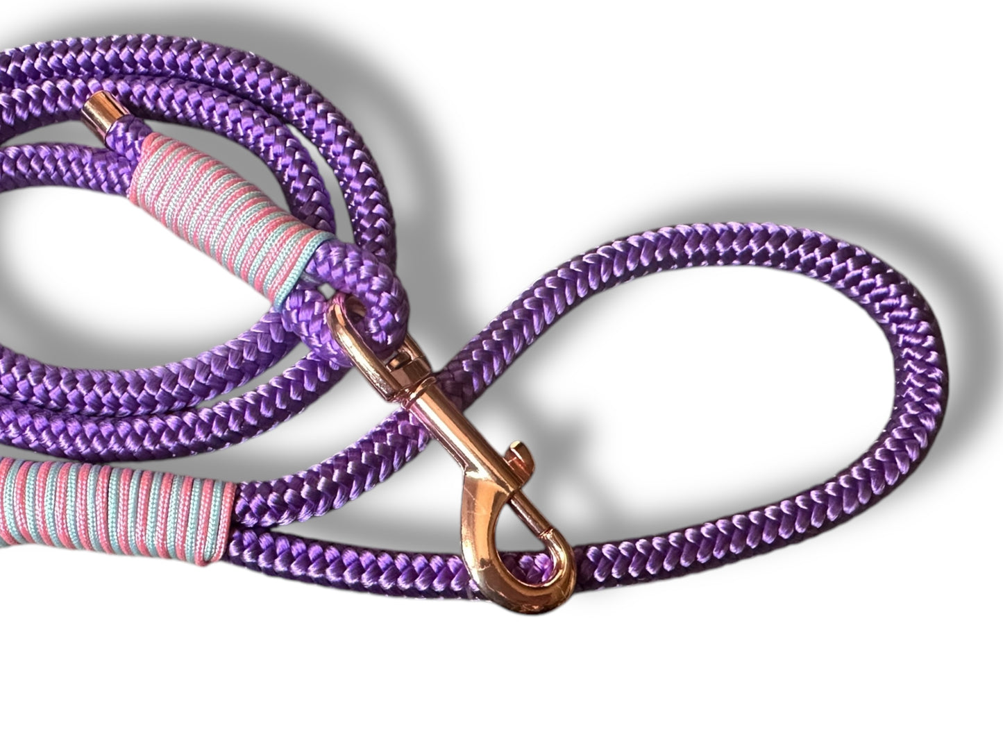 Tau-Leine 10mm, mit fester Handschlaufe, bestehend aus "Acid Violet" Seil, "Pastel Rosa & Pastel Blau" Umwickelung