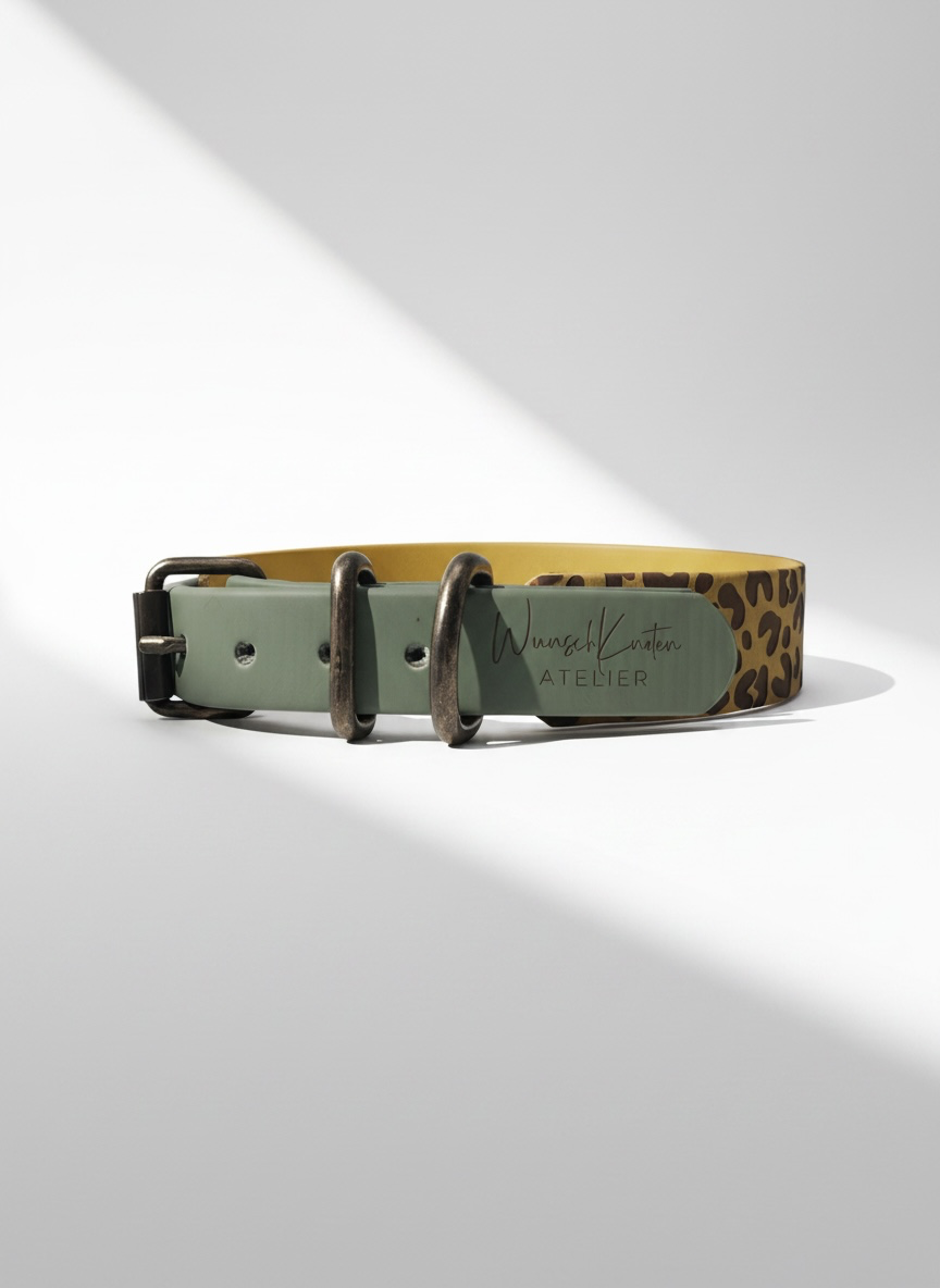 Hundehalsband und Hundeleine aus BioThane mit Leomuster in Grün und Gelnoder deinen Wunschfarben. individuell anpassbar mit Namensgravur und Messing Beschlägen. Ansicht: Details Halsband logo