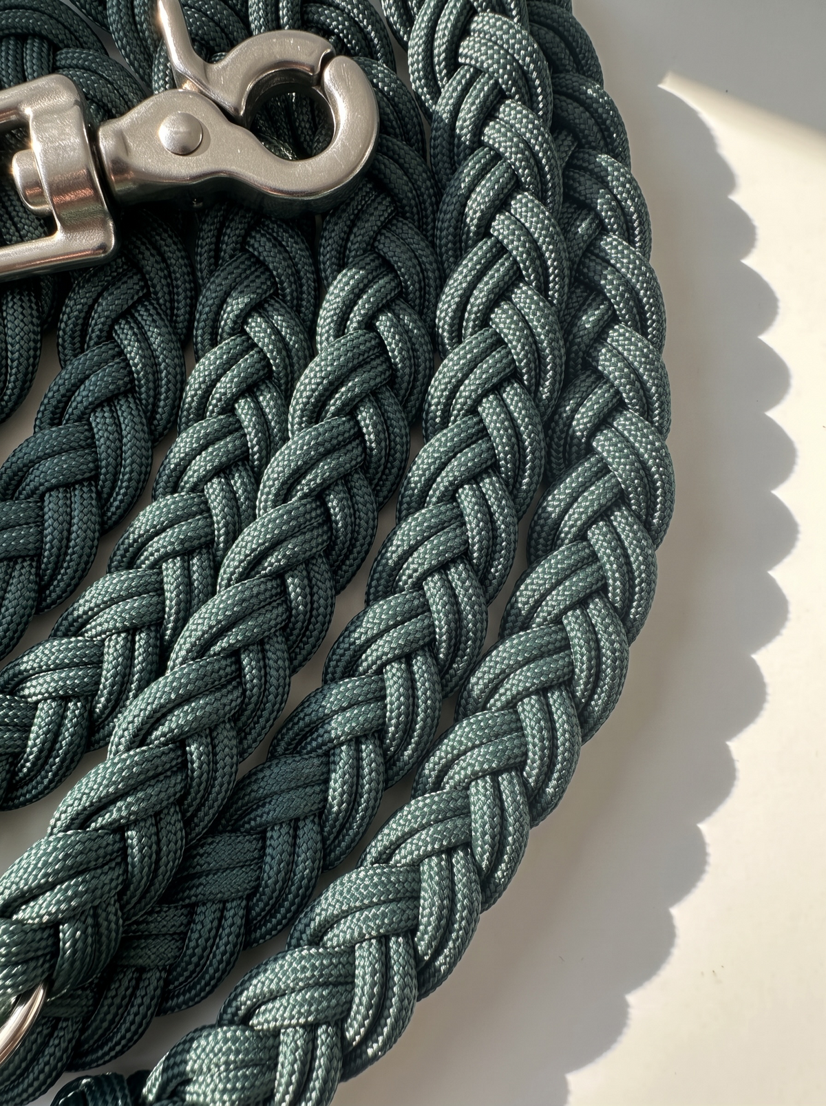 Hundeleine aus Paracord geflochten in der Farbe Alpin Grün. Handgefertigt und individuell anpassbar. Herbstliches design Mit personalisierbaren Beschlägen. Details Flechtung 