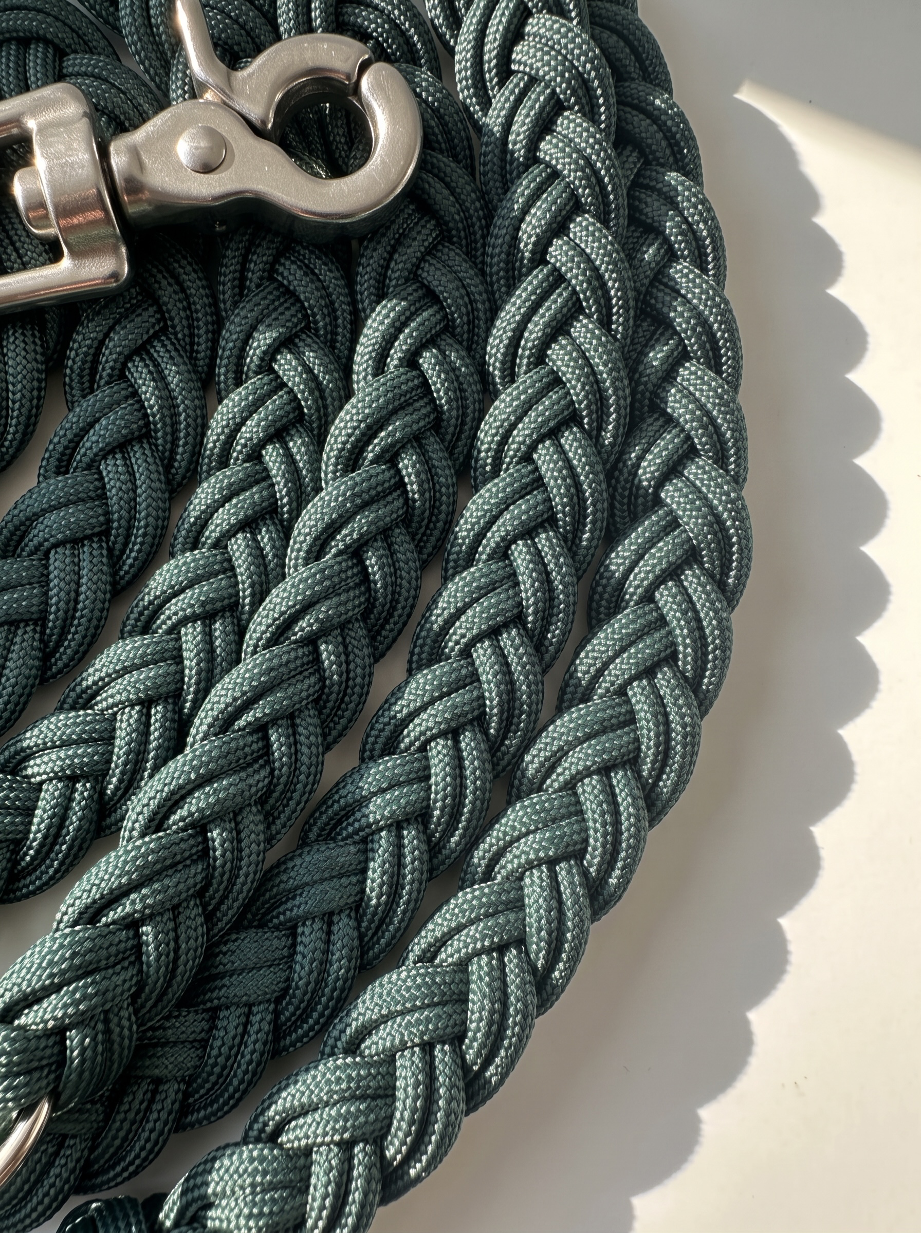 Hundeleine aus Paracord geflochten in der Farbe Alpin Grün. Handgefertigt und individuell anpassbar. Herbstliches design Mit personalisierbaren Beschlägen. Details Flechtung 