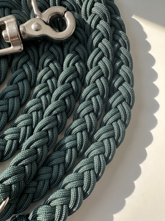 Hundeleine aus Paracord geflochten in der Farbe Alpin Grün. Handgefertigt und individuell anpassbar. Herbstliches design Mit personalisierbaren Beschlägen. Details Flechtung 