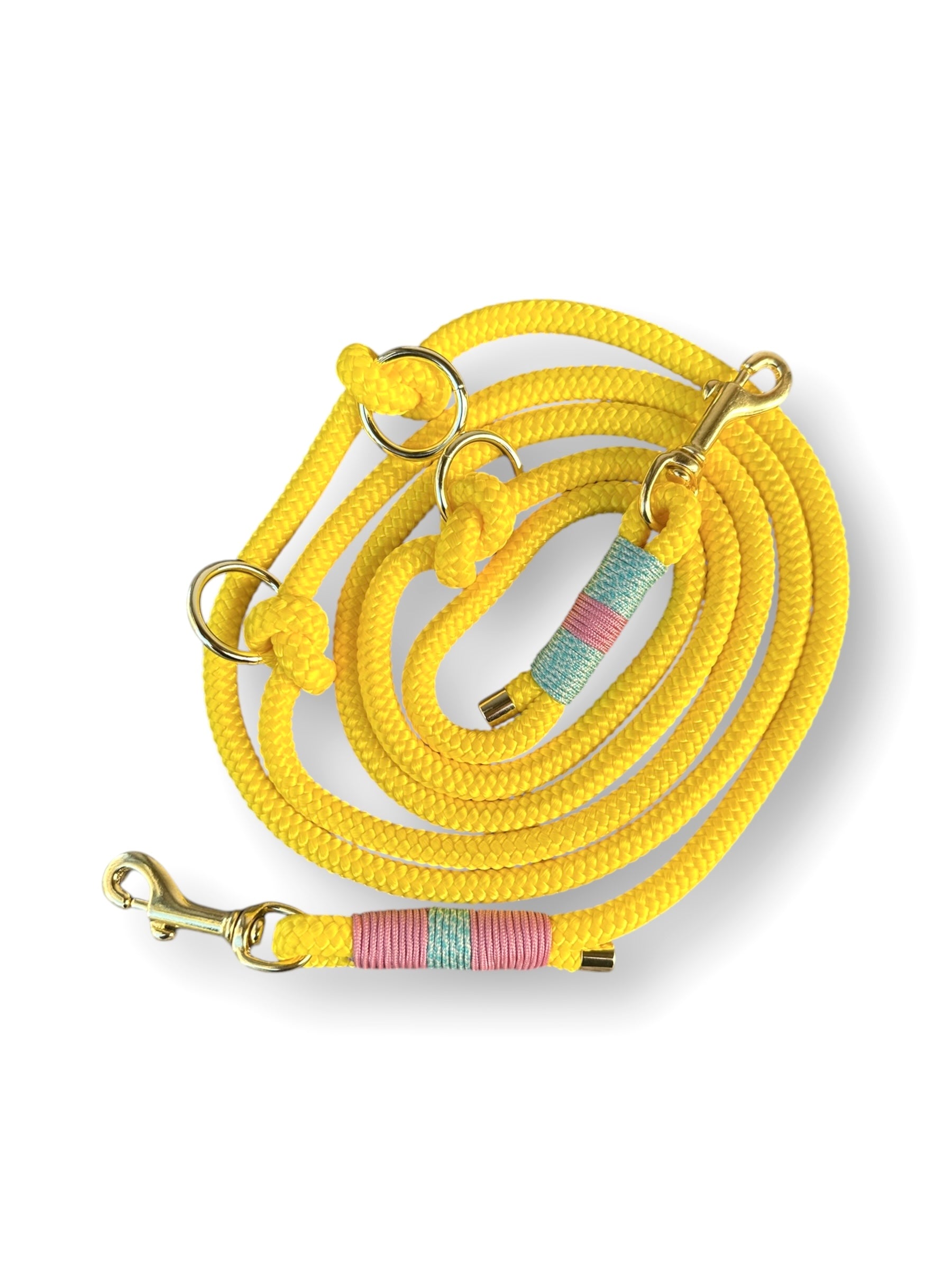 Handgefertigte Tauleine in canary gelb mit rosa und blau Umwickelung mit goldfarbenen Karabiner in der Detailansicht