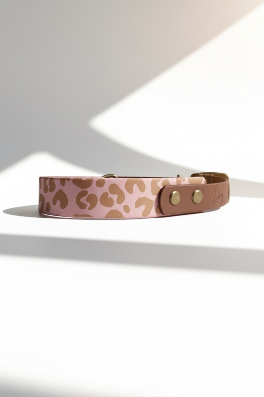 Hundehalsband mit Leomuster in rosa und braun. Mit Namensgravur personalisierbar. Breite und Größe wählbar.