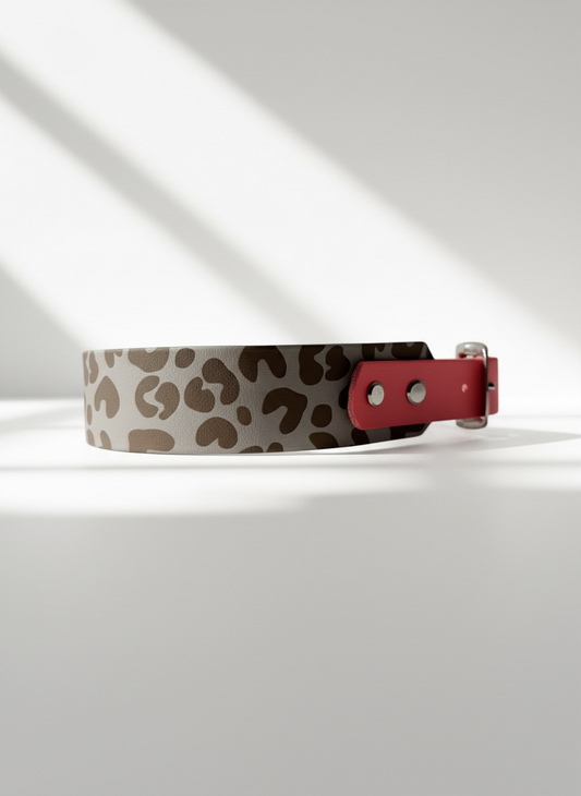 Hundehalsband aus BioThane in grau und pink mit Leo Print. Verstellbares BioThane Halsband 