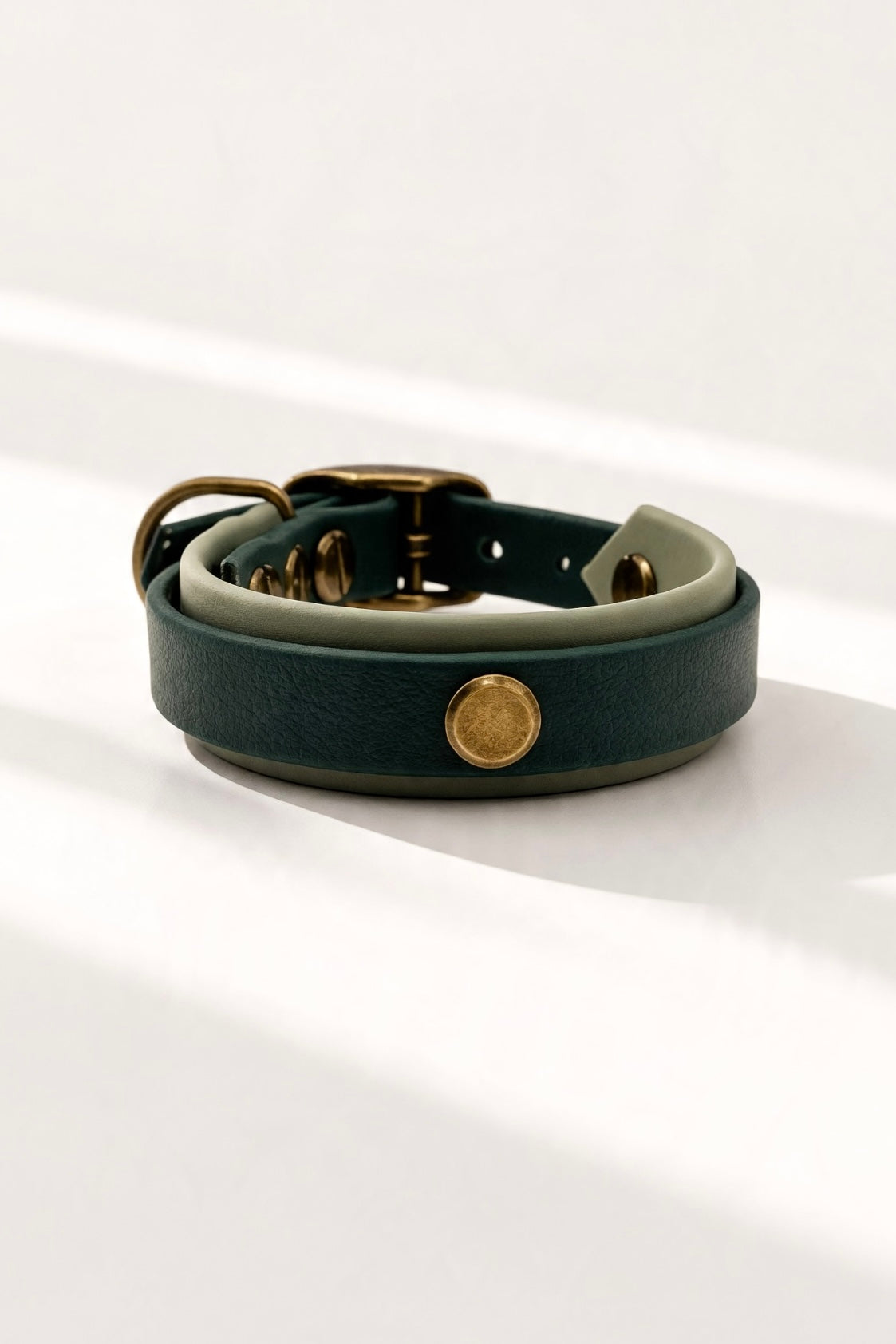 BioThane Hundehalsband und Hundeleine in Dunkelgrün und Foggy Grün. Handgefertigt und personalisierbar in Größe und Breite. Rückansicht Halsband 