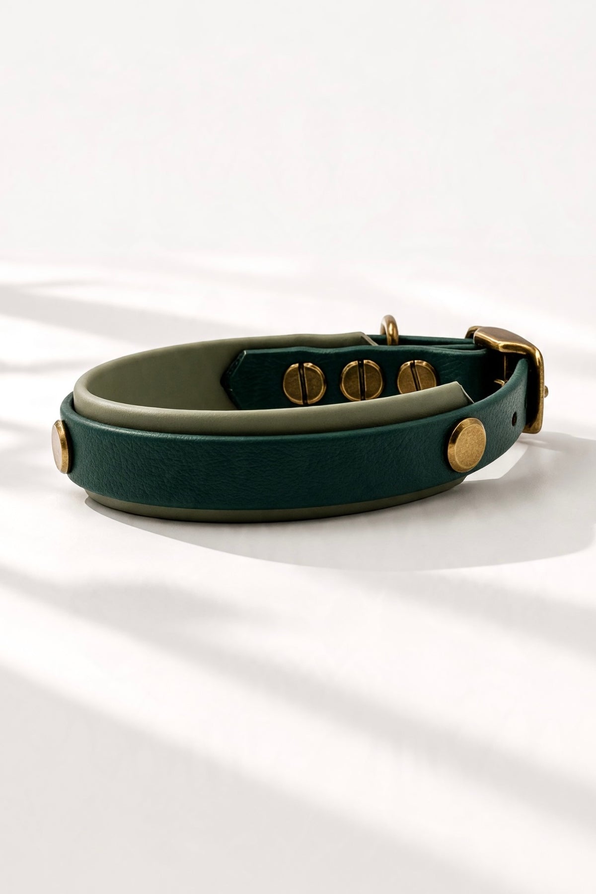 BioThane Hundehalsband und Hundeleine in Dunkelgrün und Foggy Grün. Handgefertigt und personalisierbar in Größe und Breite. Seitenansicht Halsband 