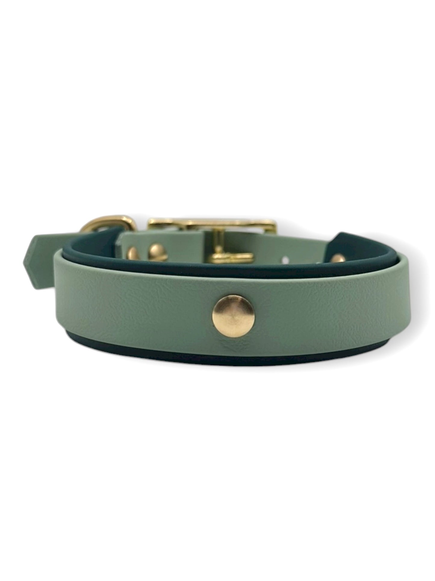 Hundehalsband aus BioThane mit zwei Bändern. Dunkelgrün und Sage Grün. Perfekt für den Herbst und Winter geeignet.