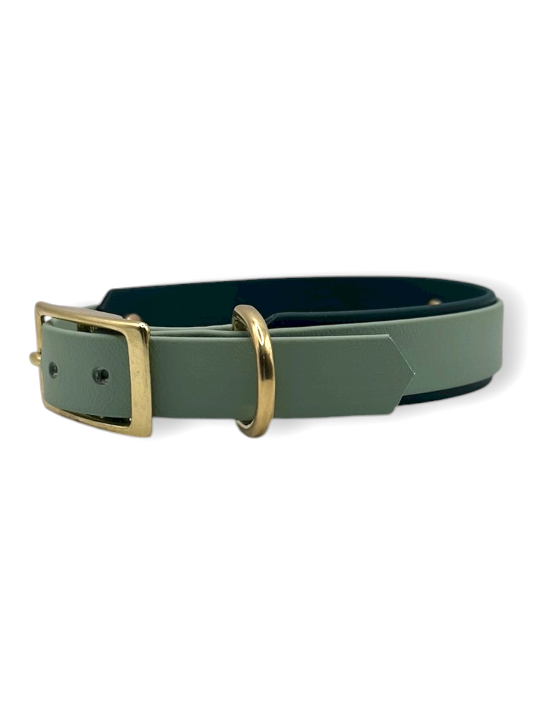 Hundehalsband aus BioThane mit zwei Bändern. Dunkelgrün und Sage Grün. Perfekt für den Herbst und Winter geeignet.