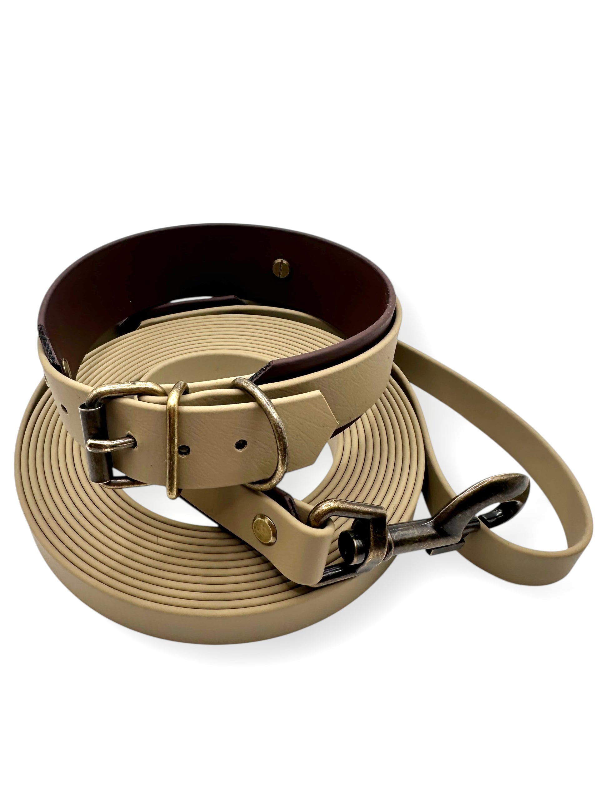 BioThane Hundeset bestehend aus Leine und Halsband in beige und dunkelbraun. Geeignet für jedes Wetter. Passend für kleine, mittlere und große Hunde, da es an das Gewicht und die Größe angepasst wird.