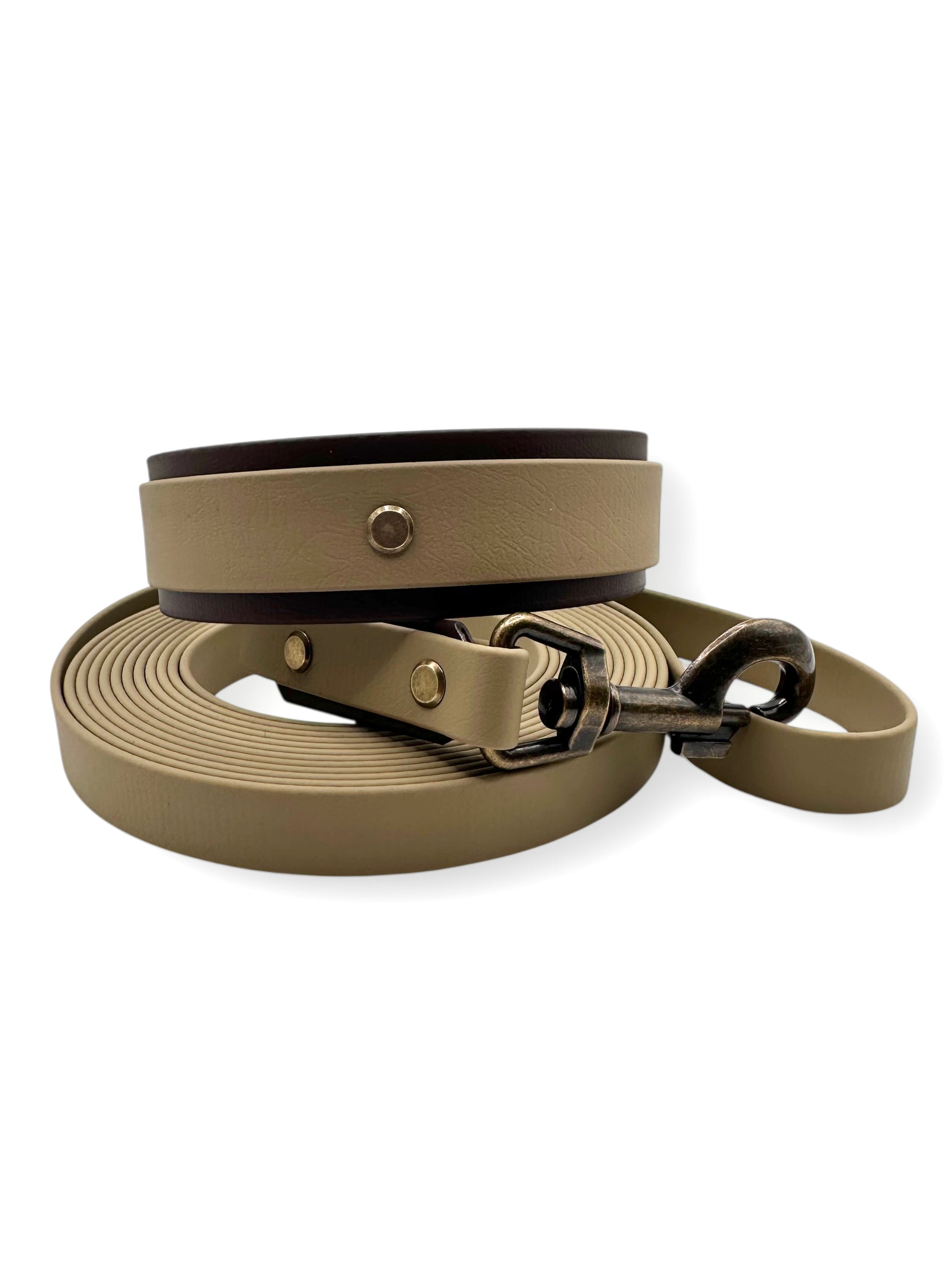 BioThane Hundeset bestehend aus Leine und Halsband in beige und dunkelbraun. Geeignet für jedes Wetter. Passend für kleine, mittlere und große Hunde, da es an das Gewicht und die Größe angepasst wird.