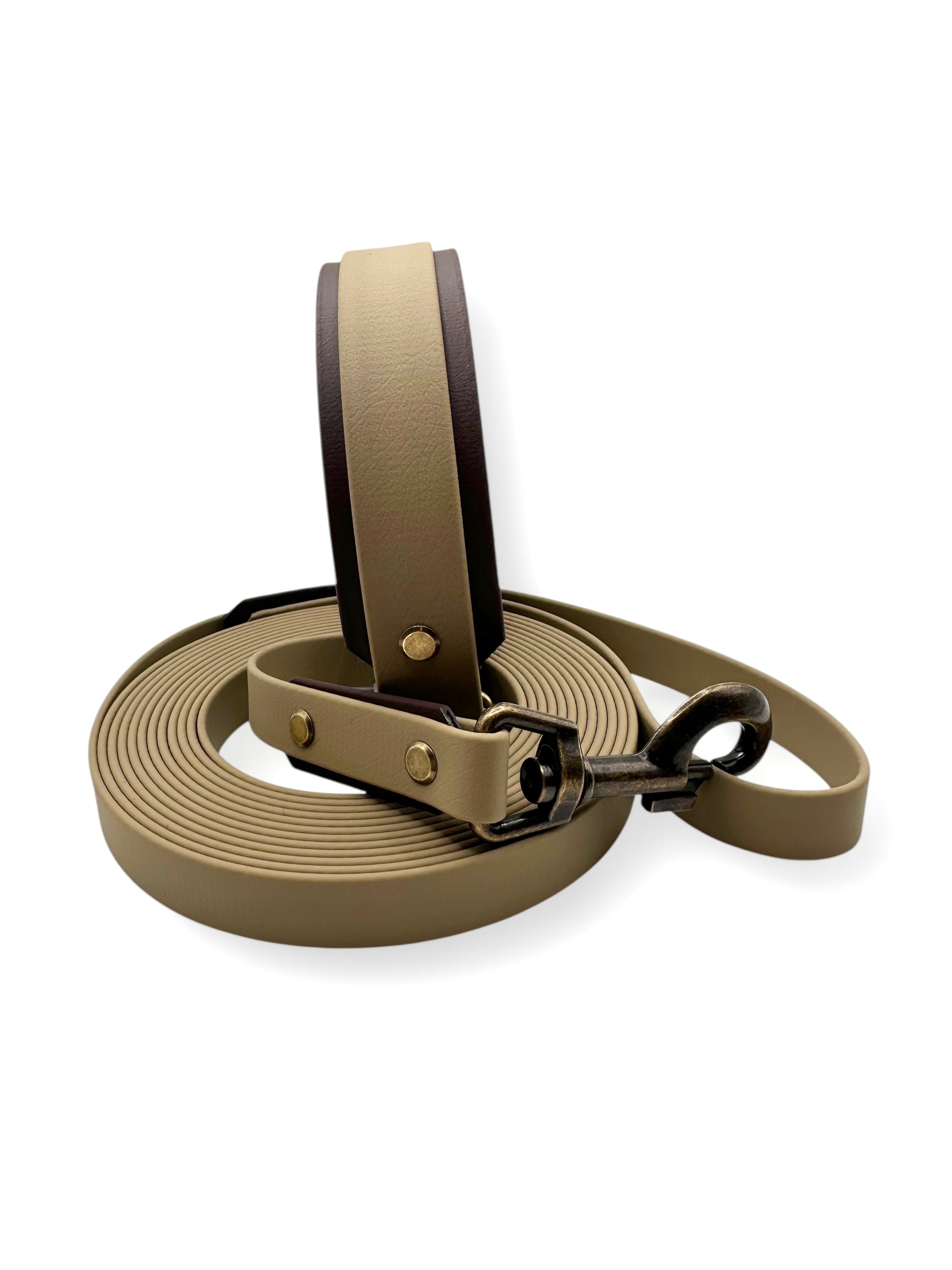 BioThane Hundeset bestehend aus Leine und Halsband in beige und dunkelbraun. Geeignet für jedes Wetter. Passend für kleine, mittlere und große Hunde, da es an das Gewicht und die Größe angepasst wird.