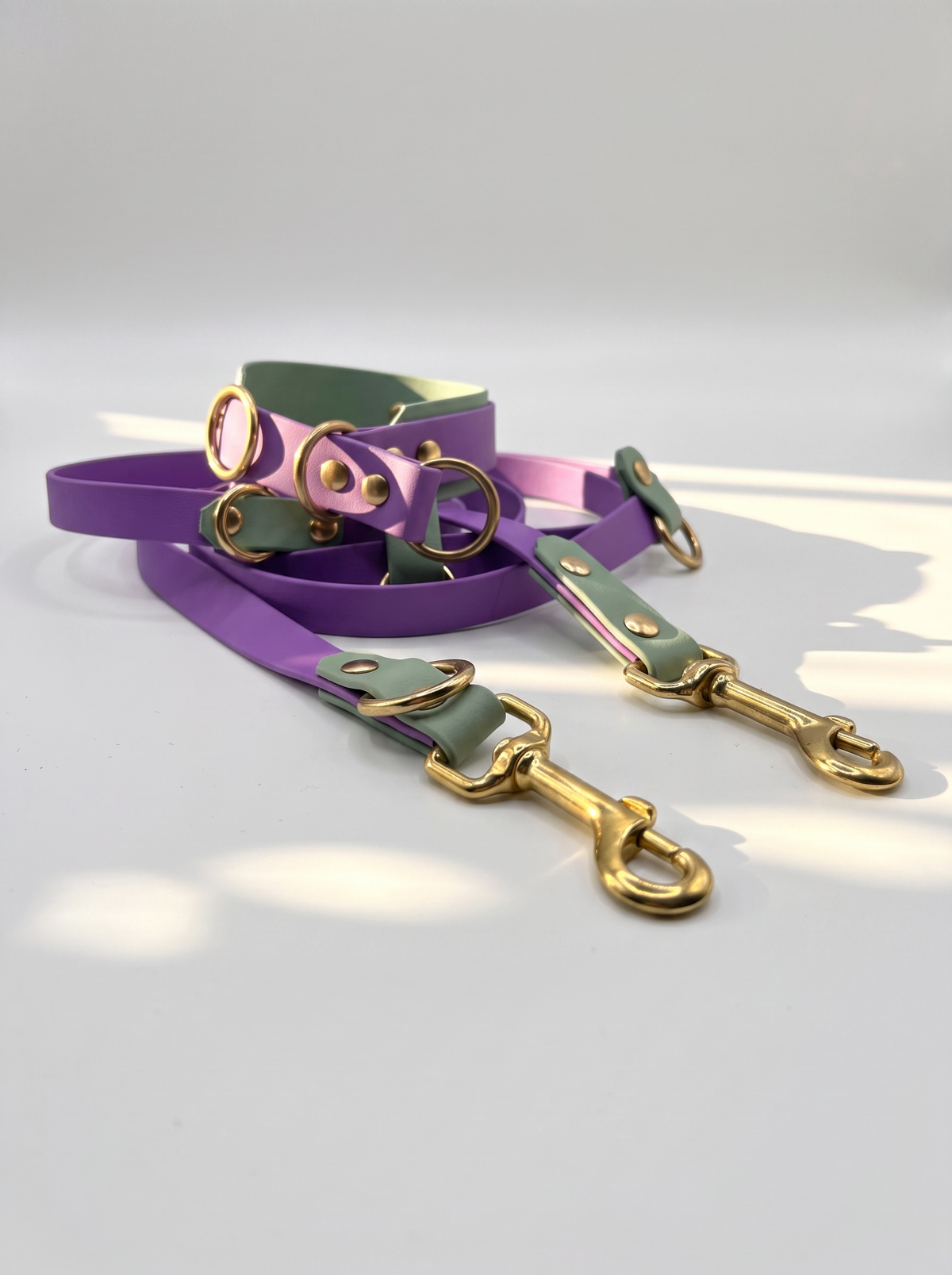 Hundehalsband und Hundeleine aus BioThane in den Farben Lila und grün. Handgefertigt und individuell anpassbar für alle Hunde. Details Rückansicht 