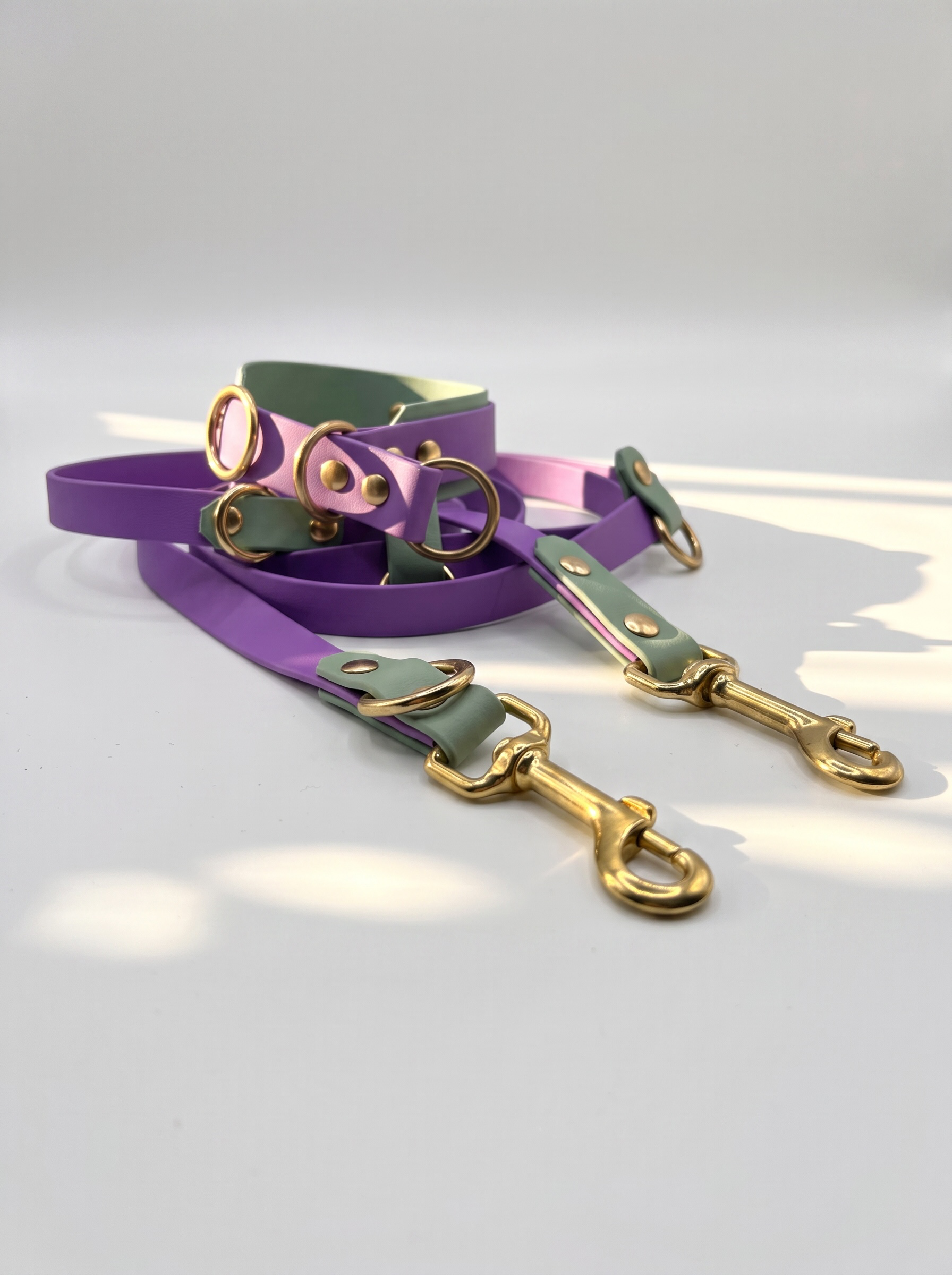 Hundehalsband und Hundeleine aus BioThane in den Farben Lila und grün. Handgefertigt und individuell anpassbar für alle Hunde. Details Rückansicht 