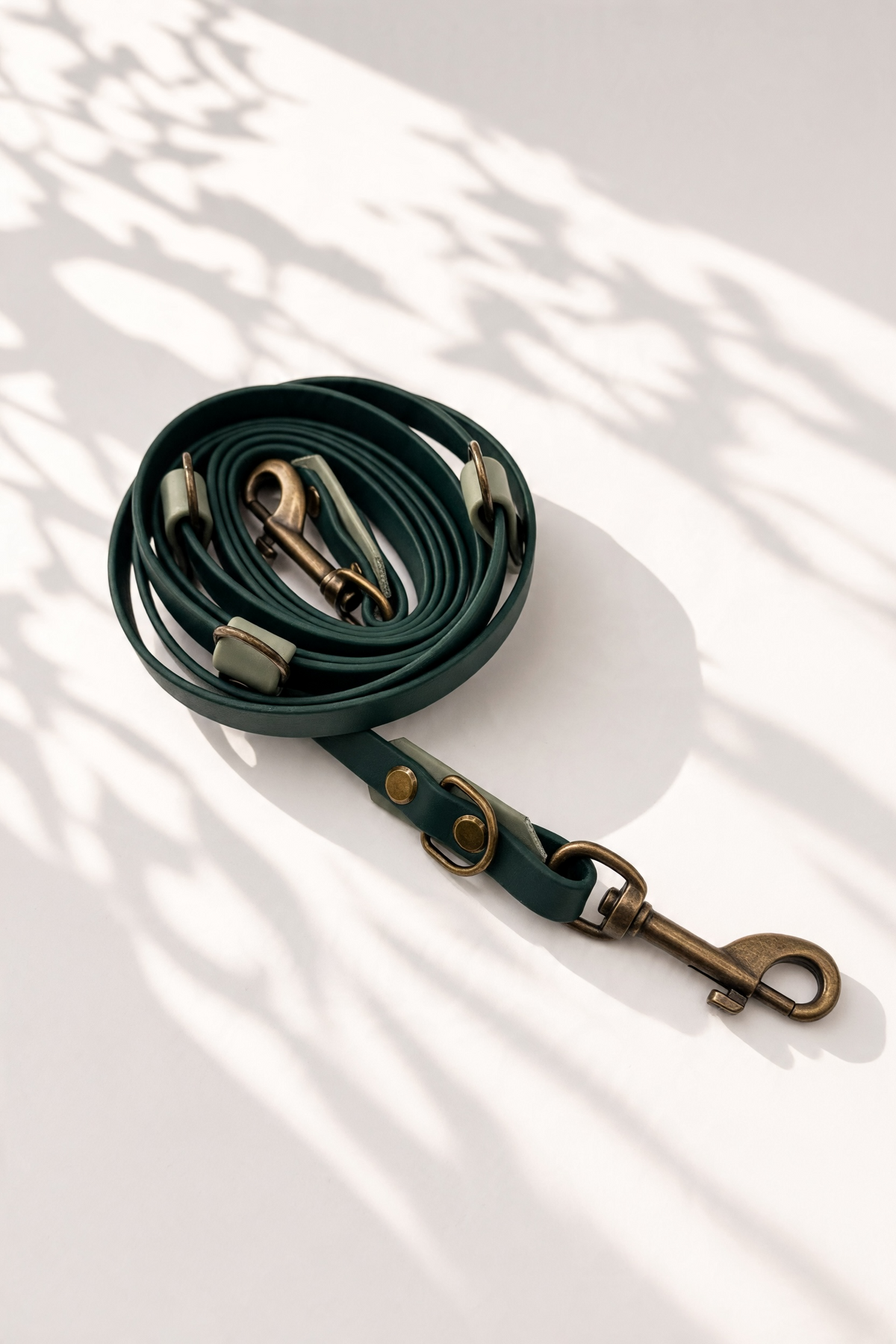 BioThane Hundehalsband und Hundeleine in Dunkelgrün und Foggy Grün. Handgefertigt und personalisierbar in Größe und Breite. Details der Leine 